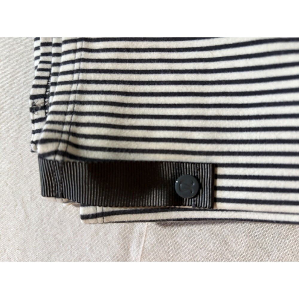Lululemon Vinyasa Scarf Womens One Size Dark Grey and White Snap Closure